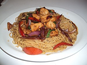 Tallarín saltado de pollo