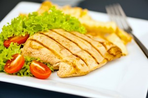 PECHUGA A LA PLANCHA CON PAPAS FRITAS